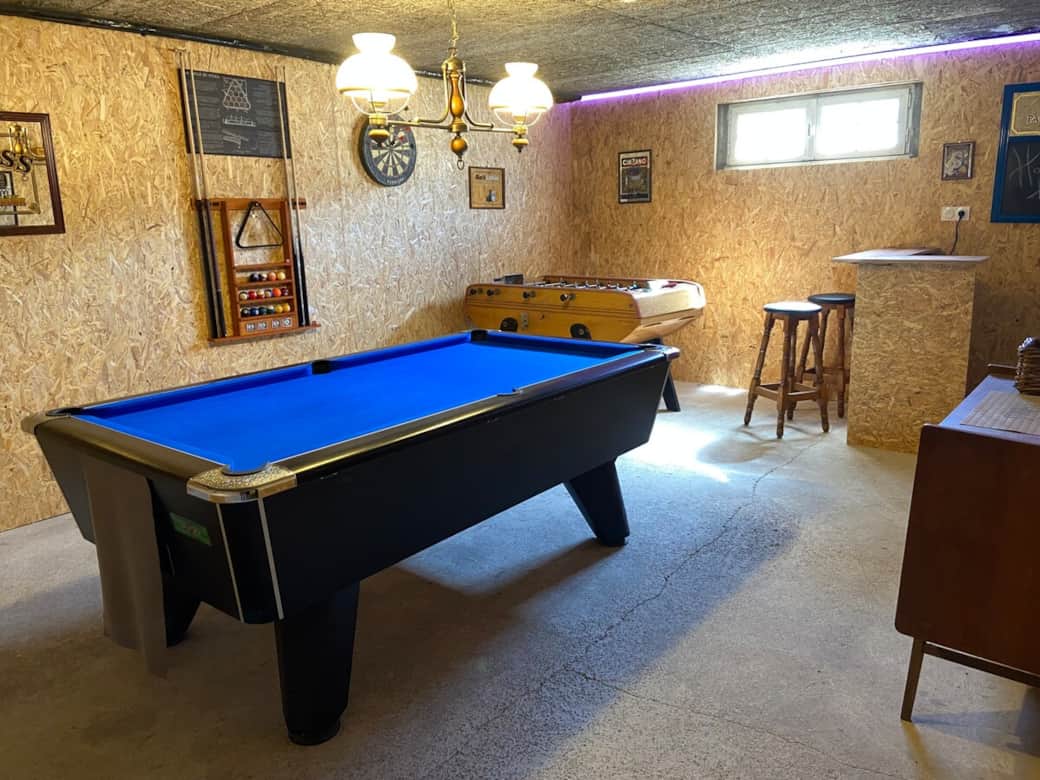 Au sous sol, un espace de jeu : billard, baby foot, fléchettes, bar Au sous sol, un espace de jeu : billard, baby foot, fléchettes, bar
