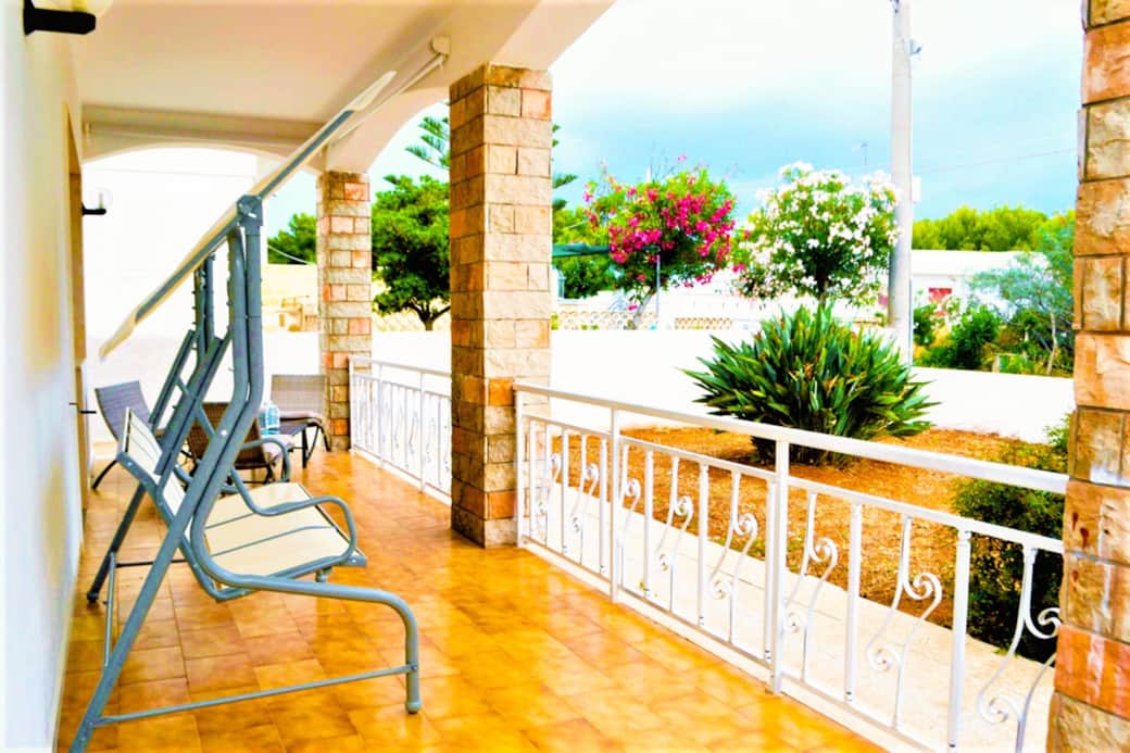 Veranda. Area Relax, Wifi, Dondolo, Tende Parasole, Vista Giardino