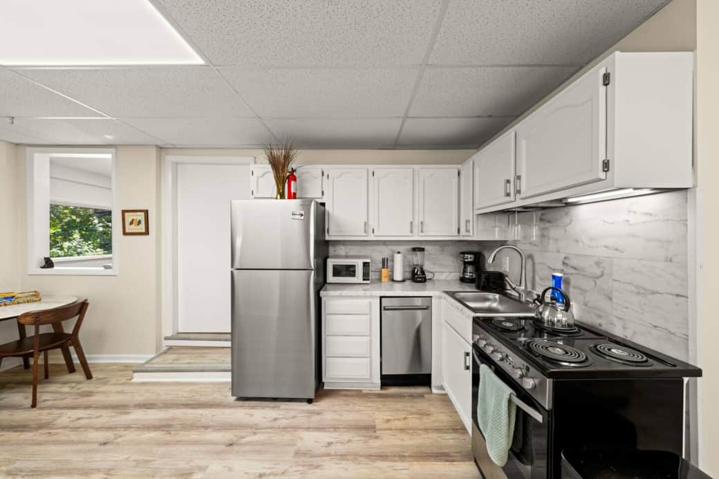 Full kitchen Full kitchen