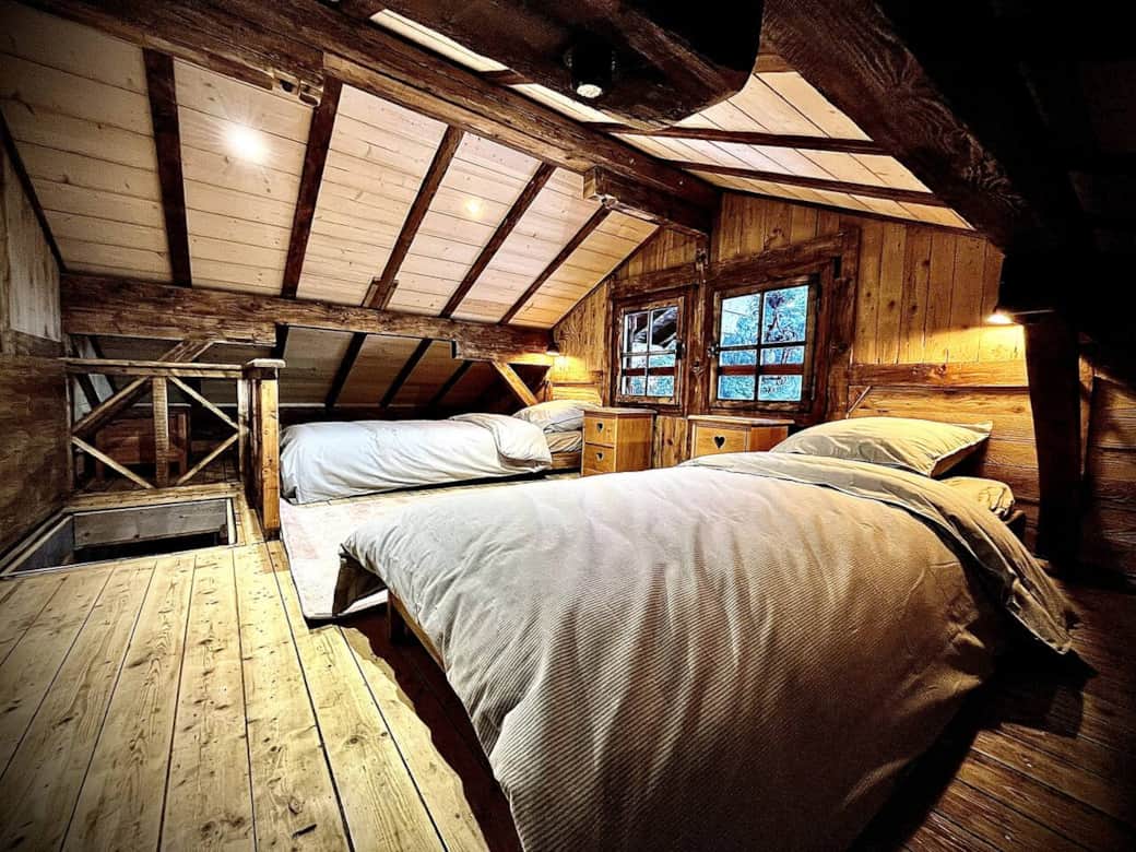 La chambre du haut n'est pas très haute de plafond (175cm) mais offre un cocon incroyable. En configuration deux lits simple comme sur cette photo ou en lit queen size, vous choisissez!
Et la literie est neuve!