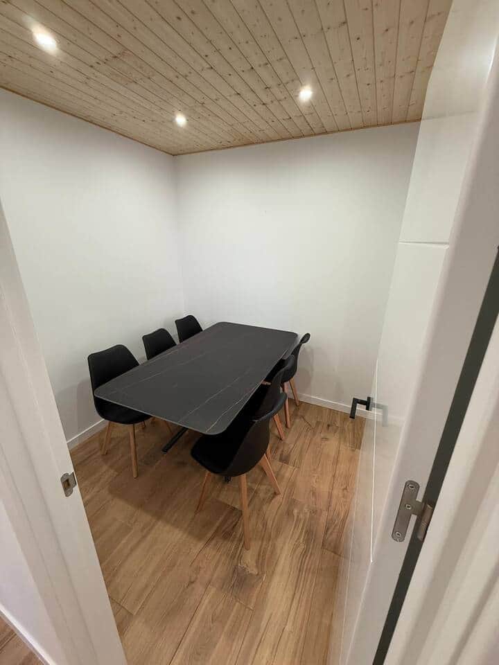 Comedor con mesa negra para 6