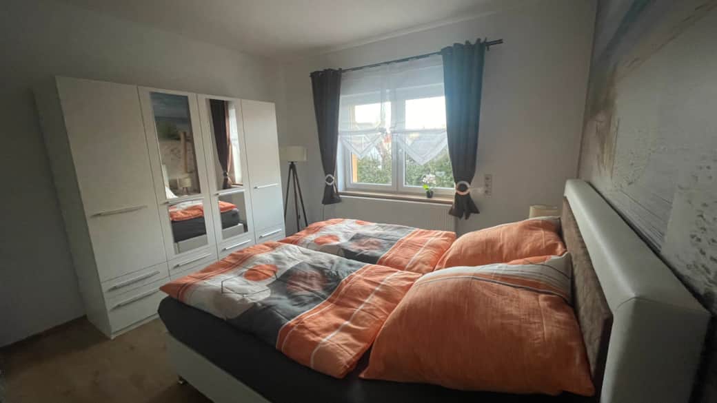 Schlafzimmer 1 (3)