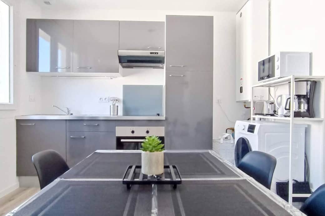 La cuisine est équipée avec : four, hotte, plaques vitrocéramiques, réfrigérateur La cuisine est équipée avec : four, hotte, plaques vitrocéramiques, réfrigérateur