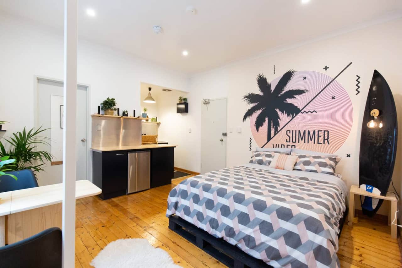 The studio is located meters from the beach and has all the ammenities you need for a great stay.
Comfortable matress and fall asleep while listening to the waves
Portable aircon unit/cold perfect for a studio
Nespresso coffee machine/late/flat white