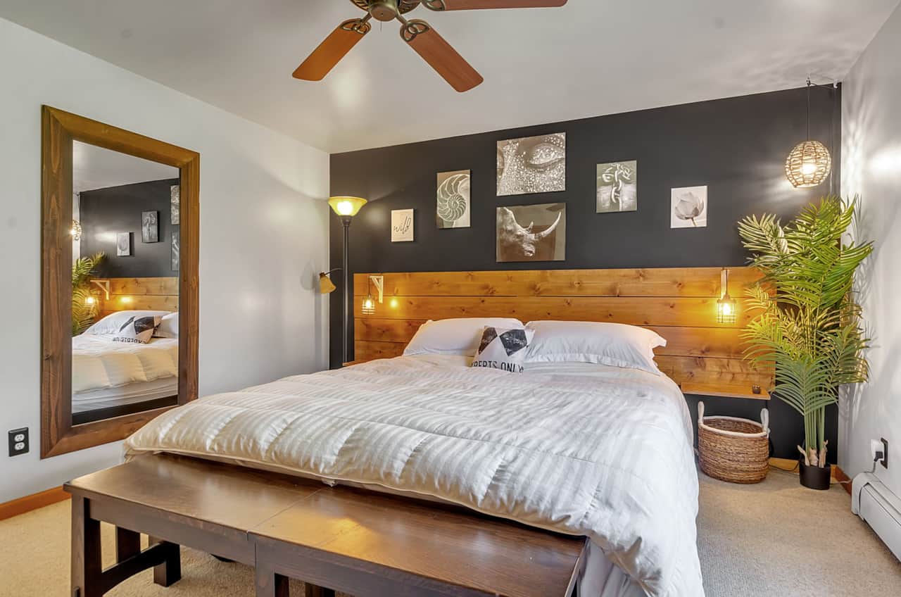 Spacious primary king suite with calming tones, a private en suite bathroom, and his & her closets 