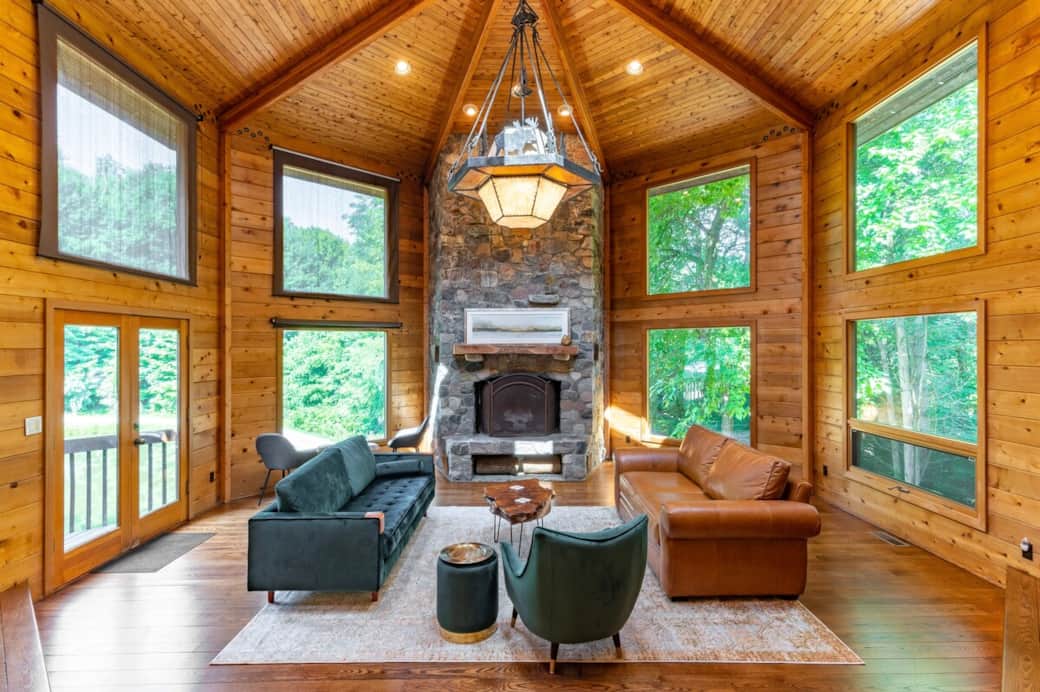 Octagonal Great Room. (Fireplace decorative only.) Octagonal Great Room. (Fireplace decorative only.)