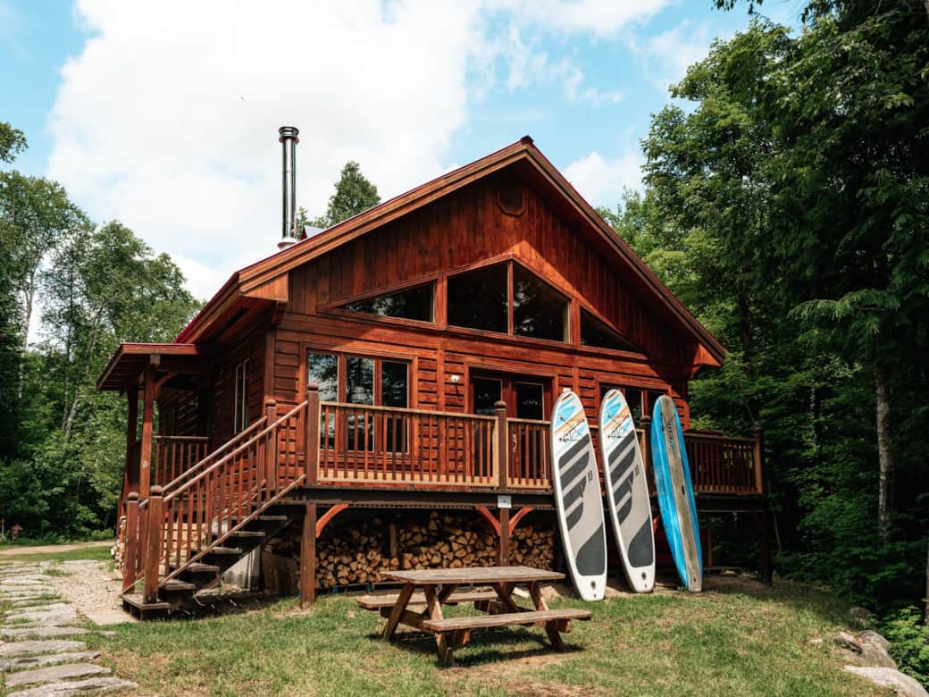 Facade avec paddle boards inclus