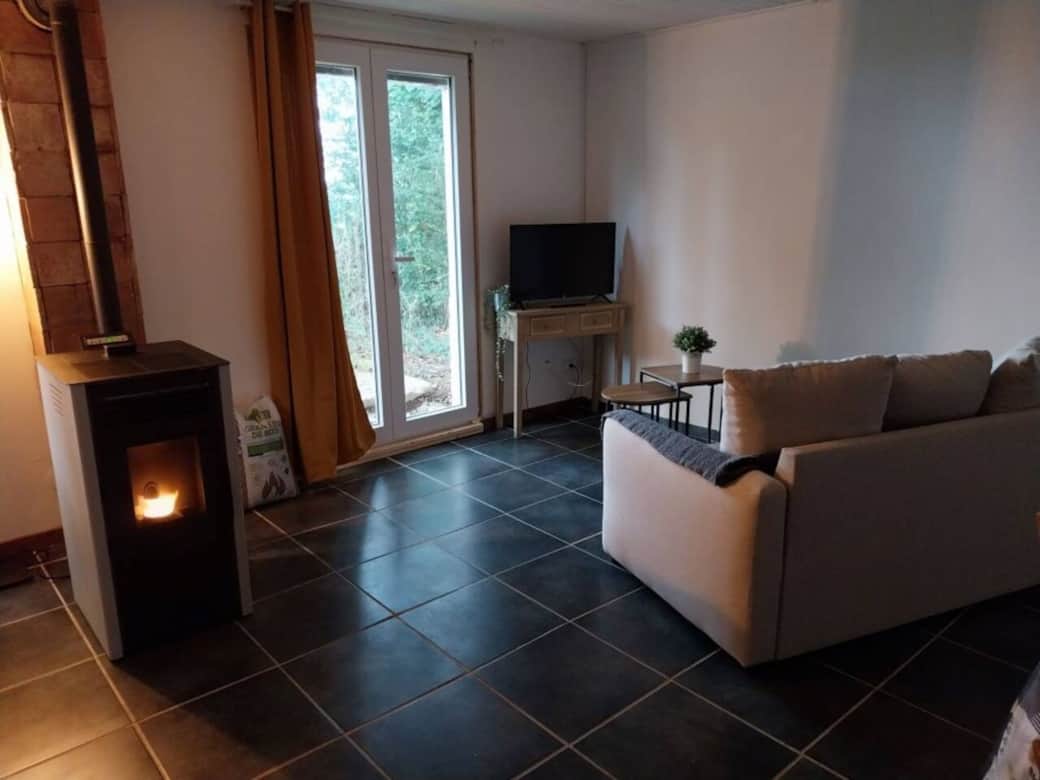 Salon cosy avec poêle à pellets – Ambiance cocooning