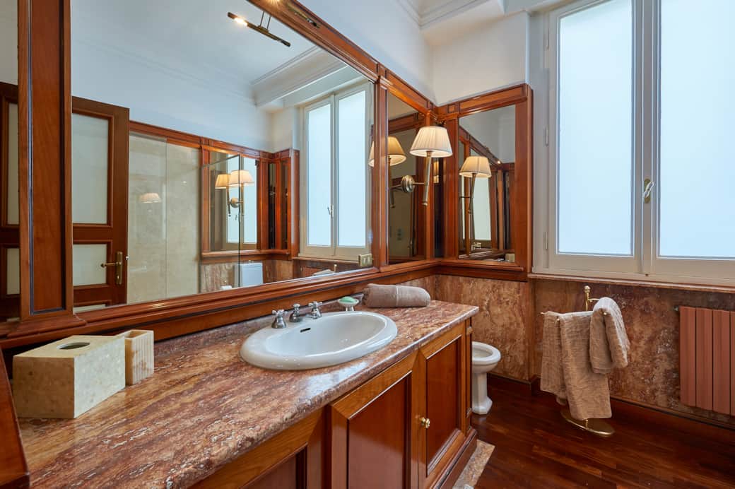 Master Bedroom's Ensuite Bathroom