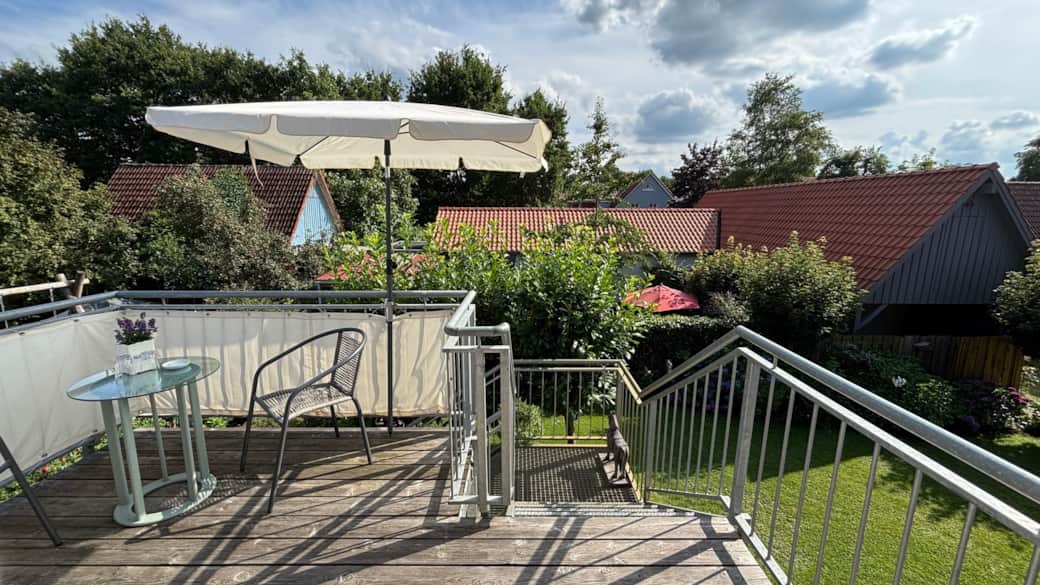 Der große Süd-Balkon bietet Platz für eine Pause. 