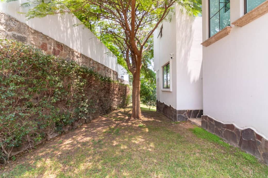 Nivel 1: Jardin por la entrada principal