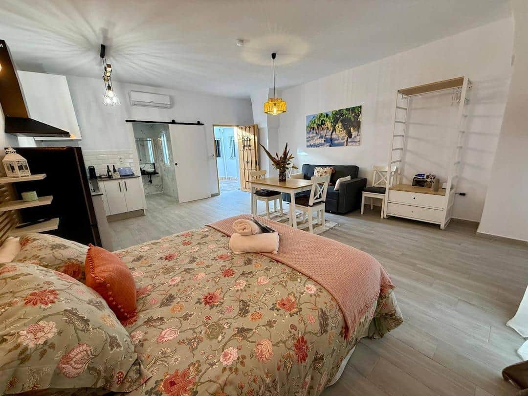 Vista amplia del luminoso salón del Apartamento Antonio Parra III, mostrando el sofá y la zona de estar