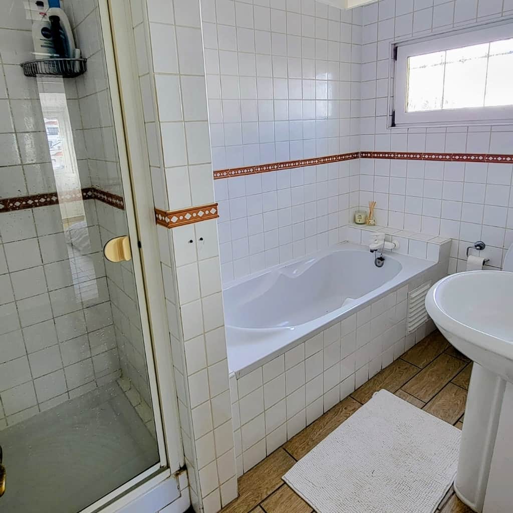 CarvoeiroRiad ShowerTubSinkToilet 1024x1024 CarvoeiroRiad ShowerTubSinkToilet 1024x1024