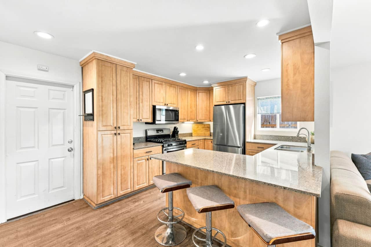 Open Kitchen With Island And Breakfast Seating