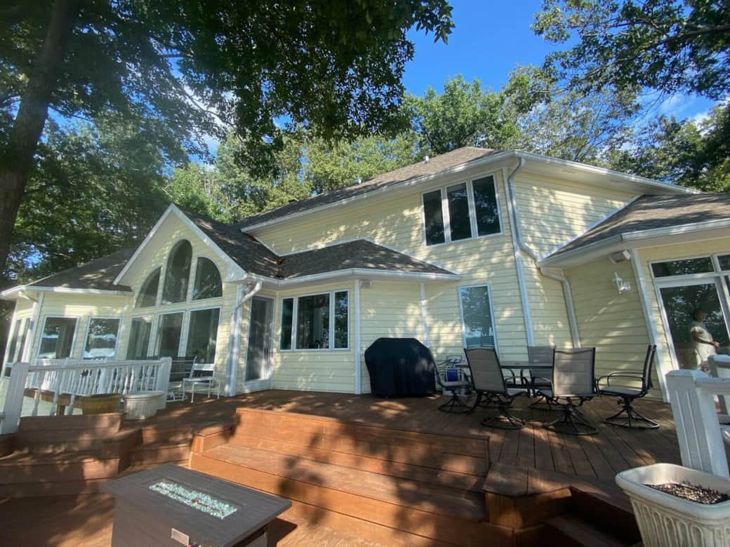 Rear deck with room for the whole family 