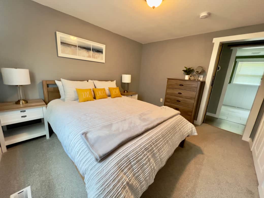Bedroom 1 - Queen Bed