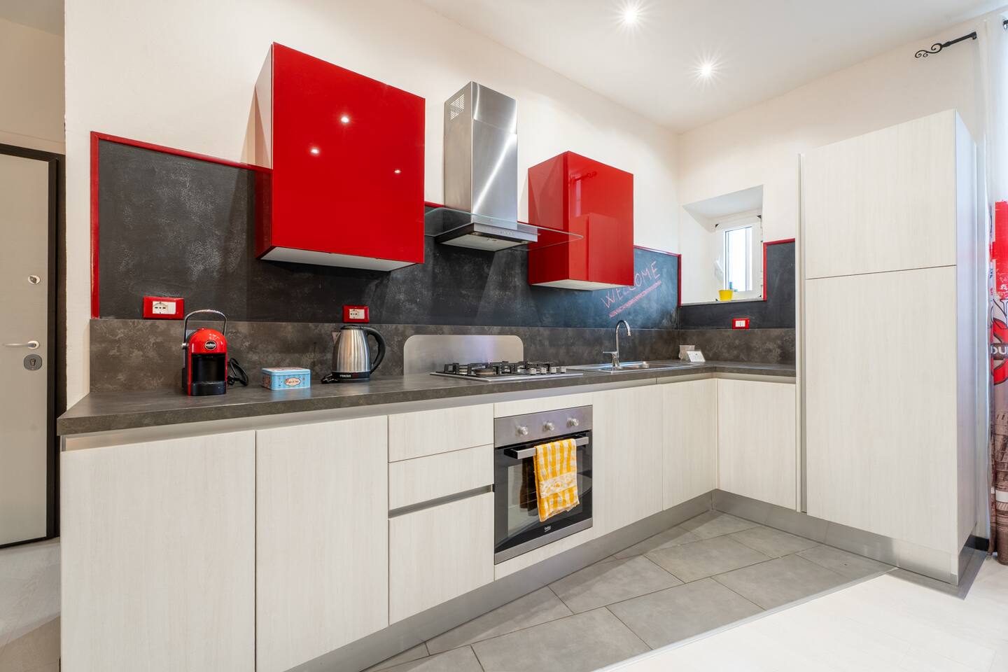 Cucina completa di tutti gli elettrodomestici