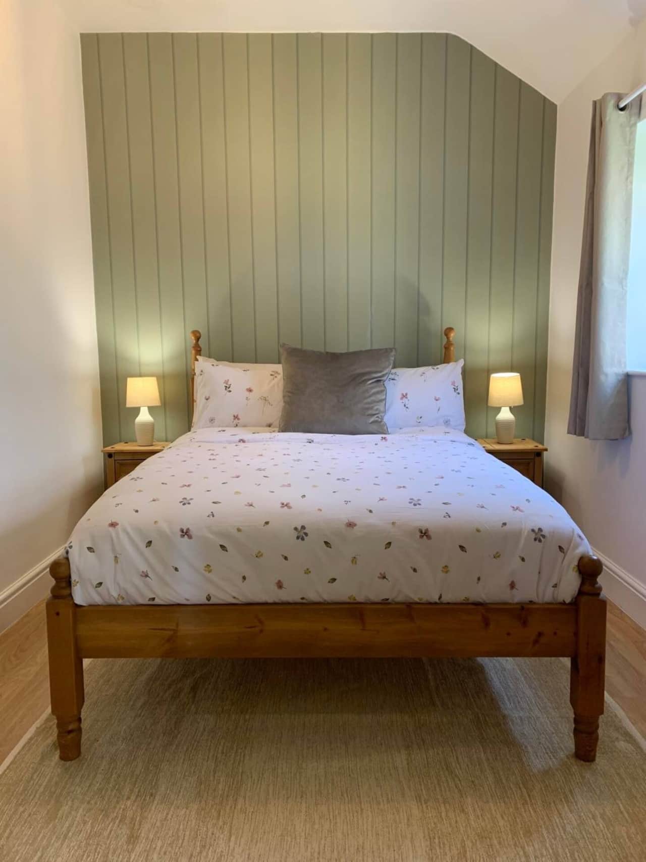 Bedroom with kingsize bed