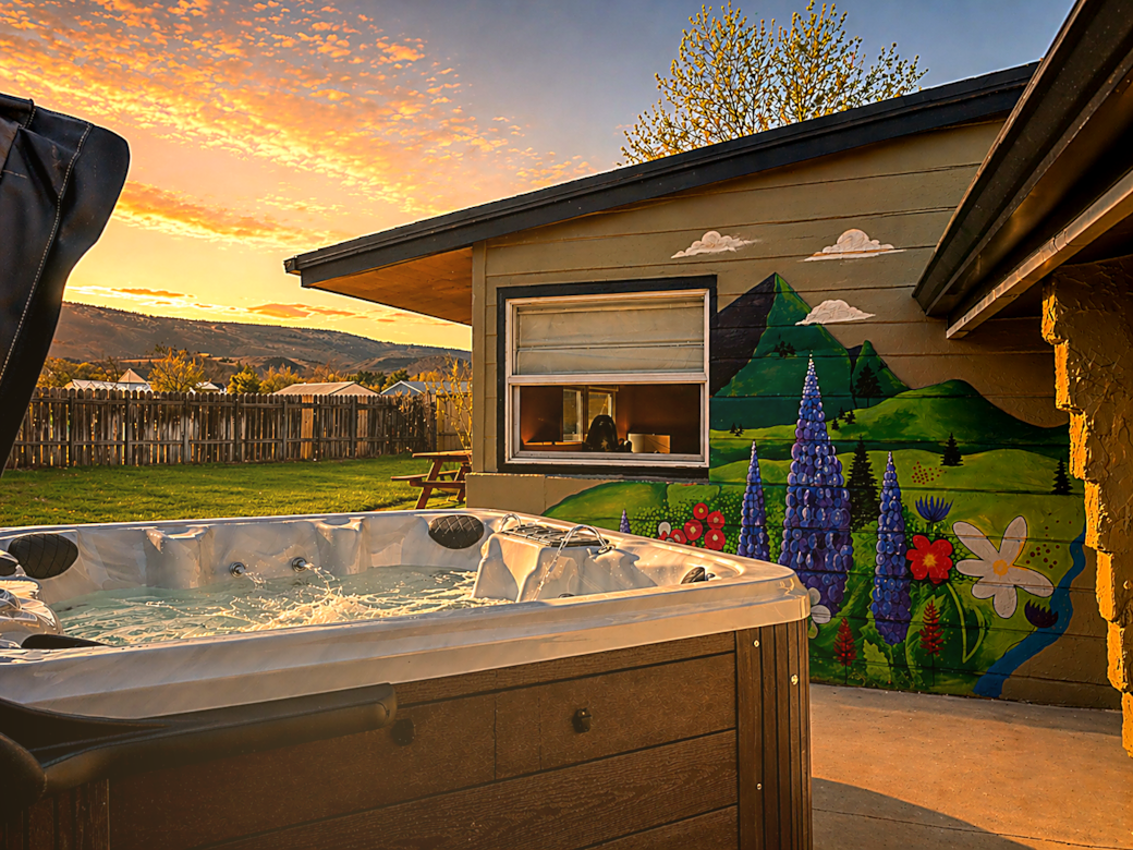 Stay Casper+ Hot Tub+ Mural