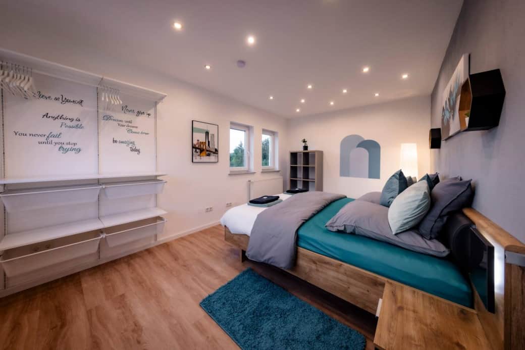 Geräumige, offene Kleiderschrankkombinationen bieten ausreichend Platz