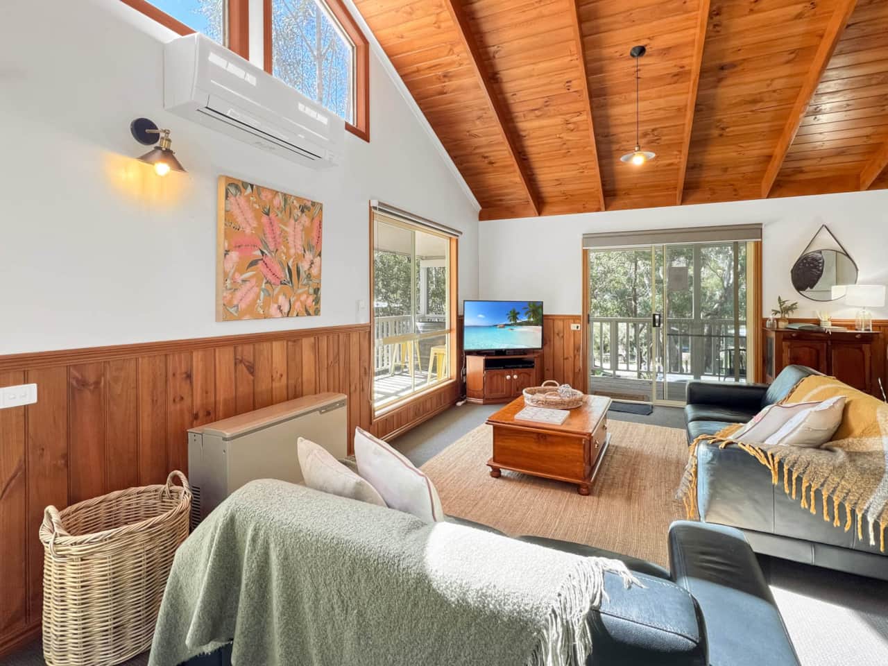 Serenity with mountain views: Unwind in our living area, embrace nature's beauty. 