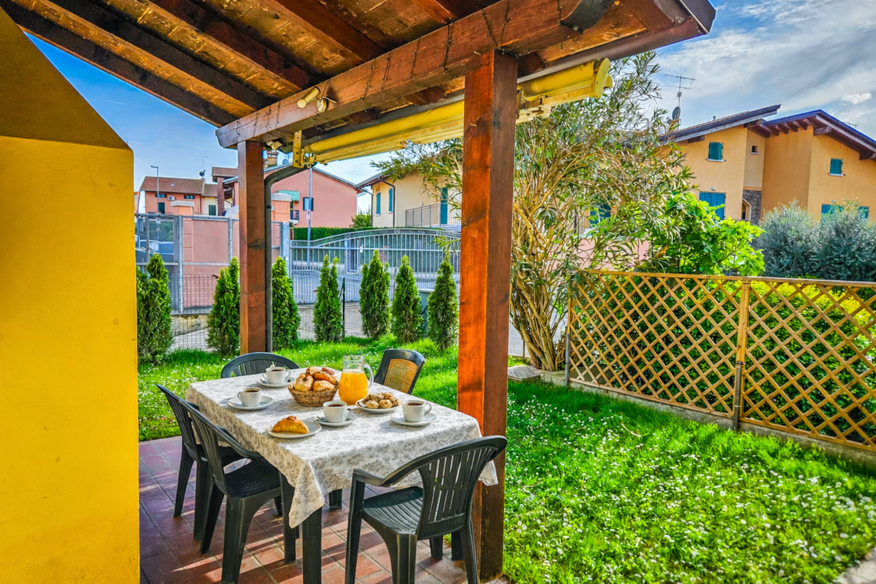 Il giardino privato con il tavolo per una colazione perfetta