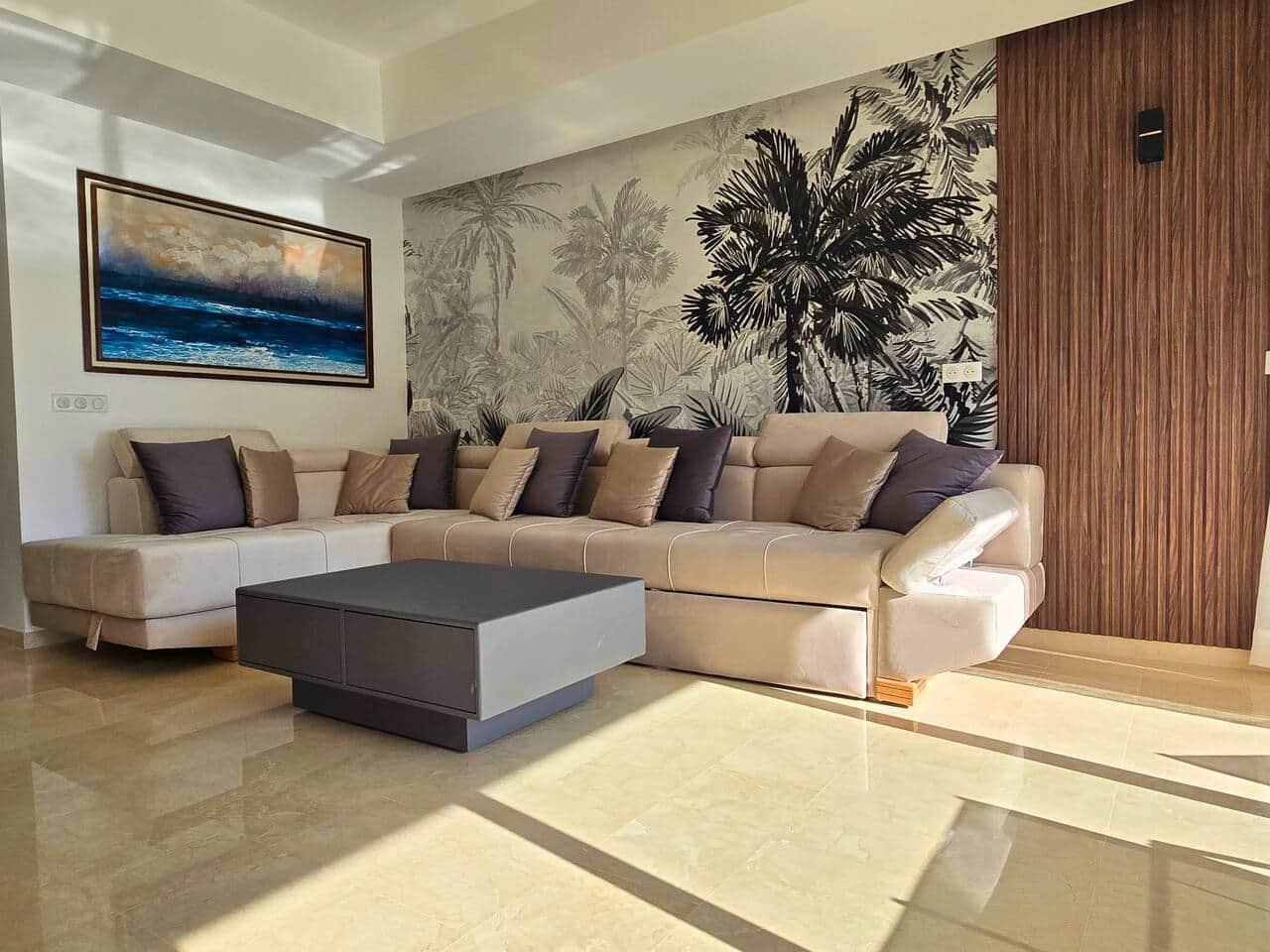 Spacieuse et lumineuse, la pièce à vivre offre un grand canapé d’angle convertible, idéal pour se détendre ou accueillir un couchage d’appoint. Décor tropical discret, ambiance chaleureuse et moderne pour un séjour tout confort.