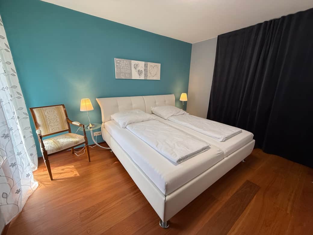 Schlafzimmer 1 Verdunkelung durch Vorhänge und Rolläden Schlafzimmer 1 Verdunkelung durch Vorhänge und Rolläden