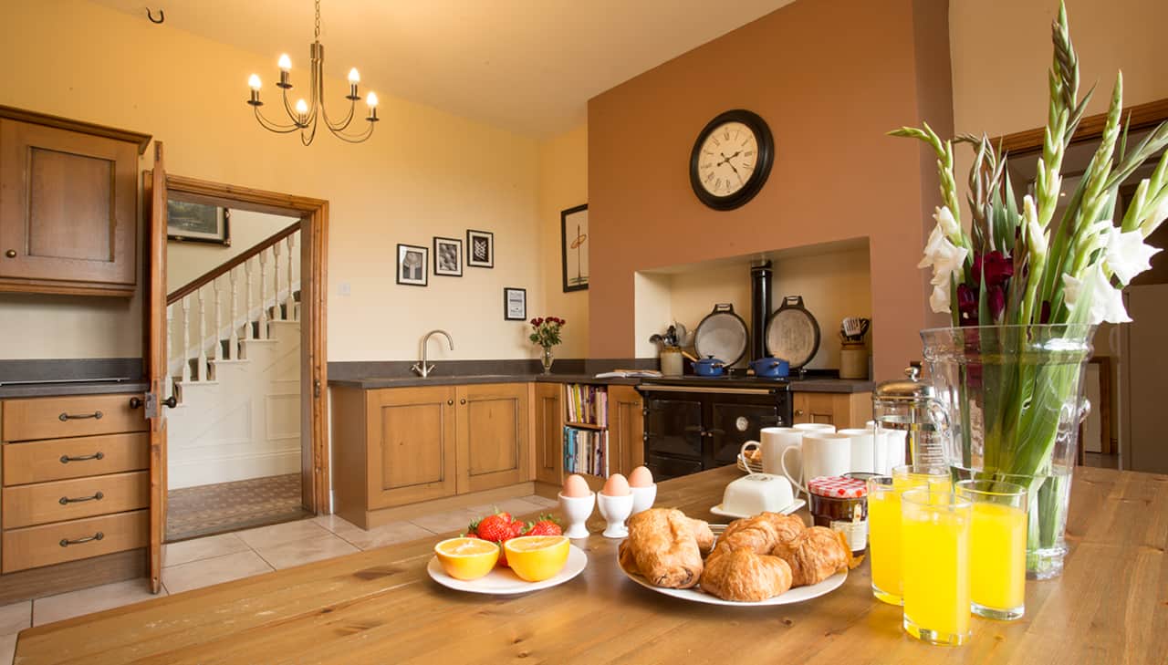 Large kitchen with range cooker and table - Follions Farmhouse