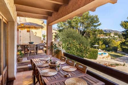Vista a la montaña desde las terrazas frontales para comer, cenar o relajarse para 11 personas Vista a la montaña desde las terrazas frontales para comer, cenar o relajarse para 11 personas