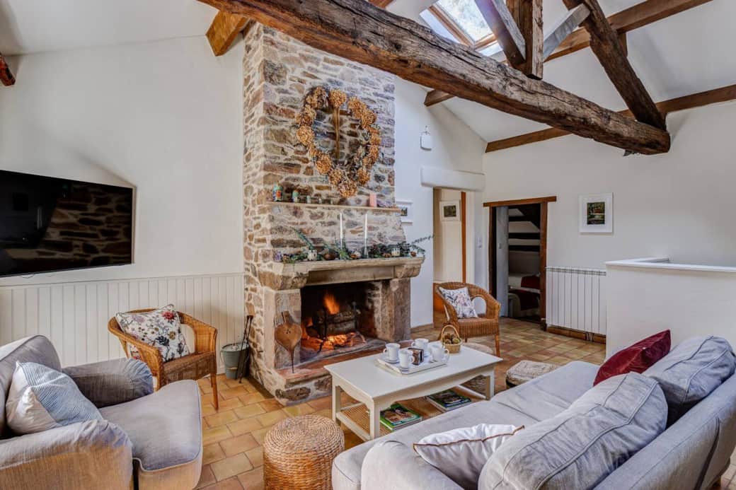 La Pierre Etoilée - By the fireside (please note : the fireplace now has an insert due to upcoming regulations) La Pierre Etoilée - By the fireside (please note : the fireplace now has an insert due to upcoming regulations)