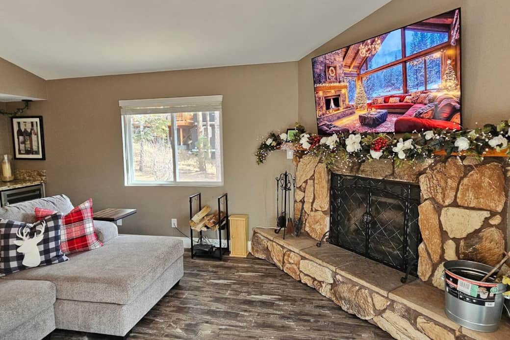 Fireplace, wet bar, living room