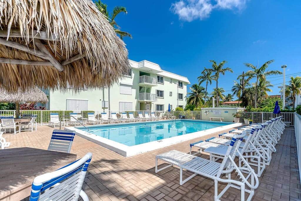thirtythreebythesea-pool-lounge thirtythreebythesea-pool-lounge