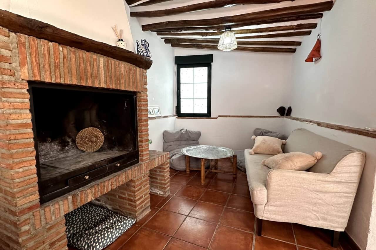 Gran chimenea de ladrillo en el salón principal