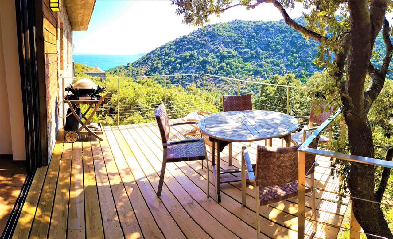 La terrazza dell'appartamento può ospitare da 1 a 4 persone.