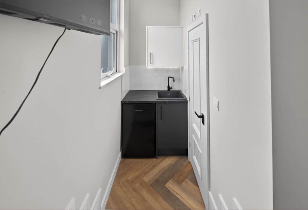 Room 7 - Kitchenette Room 7 - Kitchenette