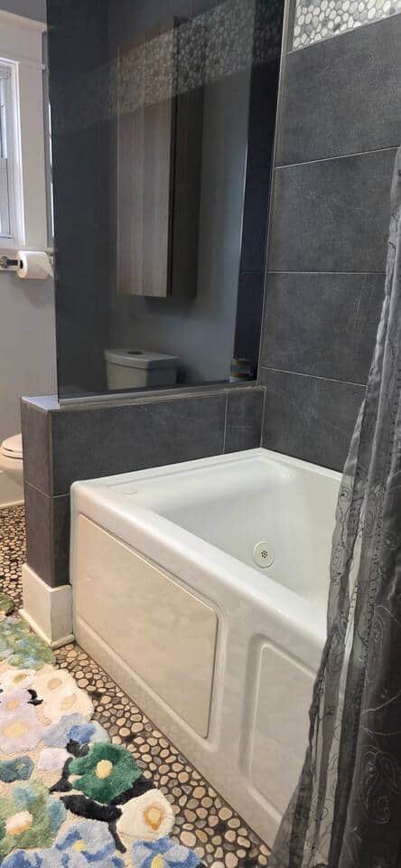 Relax in the peaceful jacuzzi tub in the 2nd bathroom.  There is also a shower, toilet and vanity, making this the perfect place to unwind or gear up for a day exploring the city. 