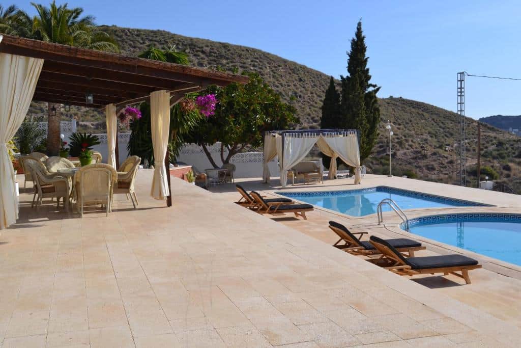 Covered dining terrace with pools