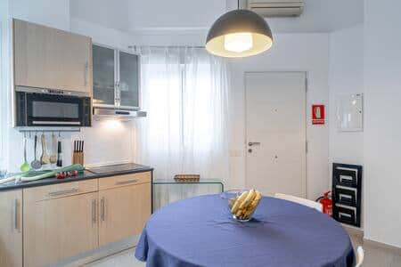 Entrada a la vivienda y aire acondicionado Entrada a la vivienda y aire acondicionado