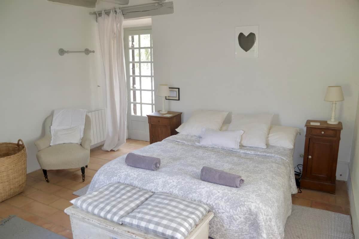 King Bed in the master bedroom with high-thread count linen sheets