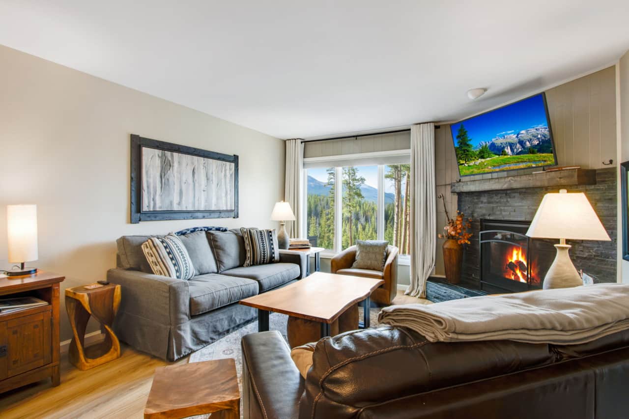 Amazing views and fireplace!  Bonus Sleeper sofa is memory foam (no bar).