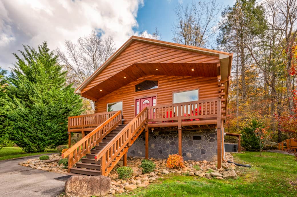 Oak & Bear Lodge in White Oak Resort in Gatlinburg Oak & Bear Lodge in White Oak Resort in Gatlinburg