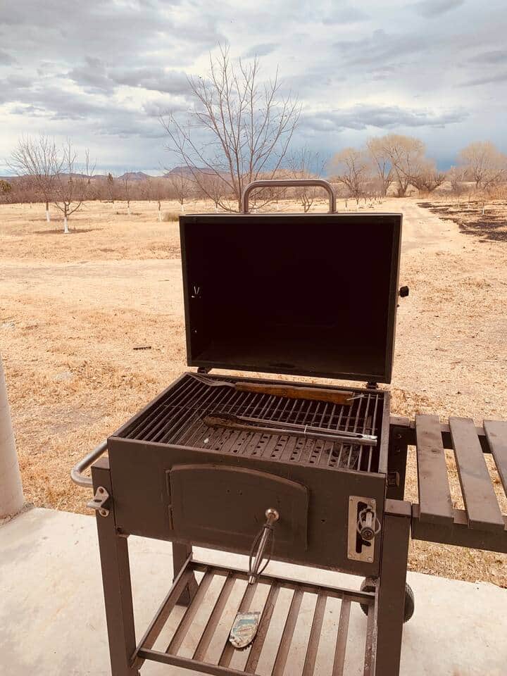 Asador con sus utensilios para hacer carne asada 