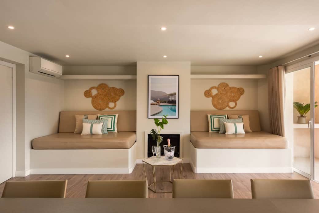 The living room lounge can be set to 2 sofa beds.