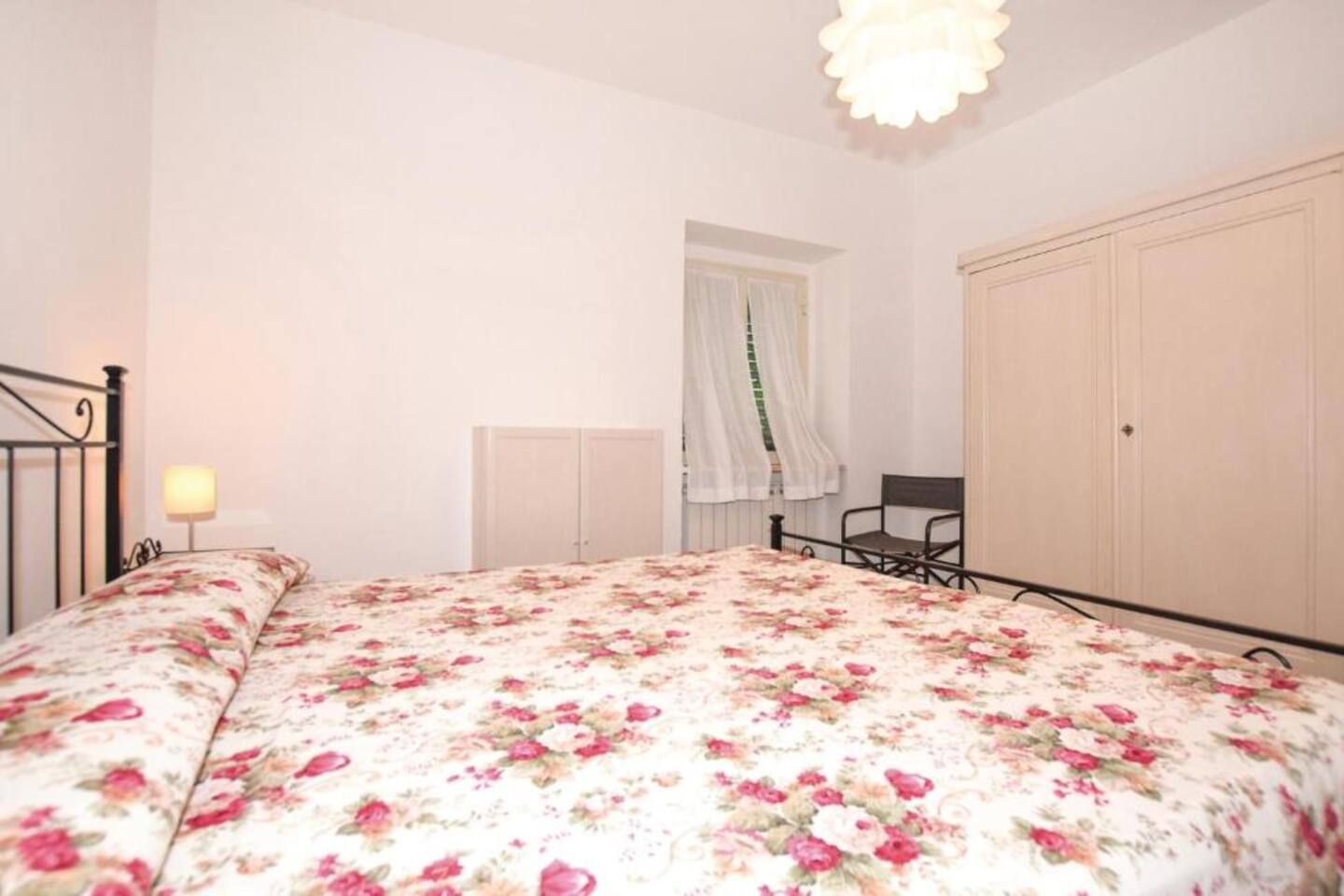 Camera da letto principale con ampi armadi