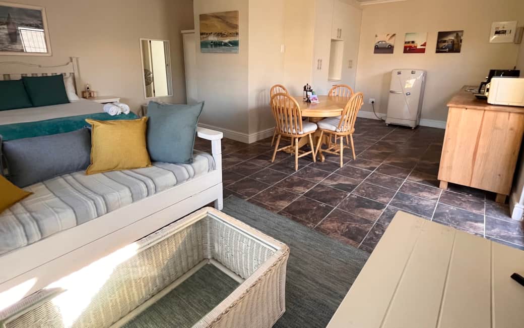 Open plan lounge, kitchen and bedroom