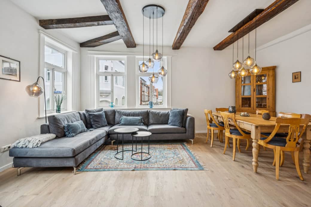 Gemütliches Sofa lädt zum Verweilen ein – ideal für entspannte Abende mit Familie oder Freunden.