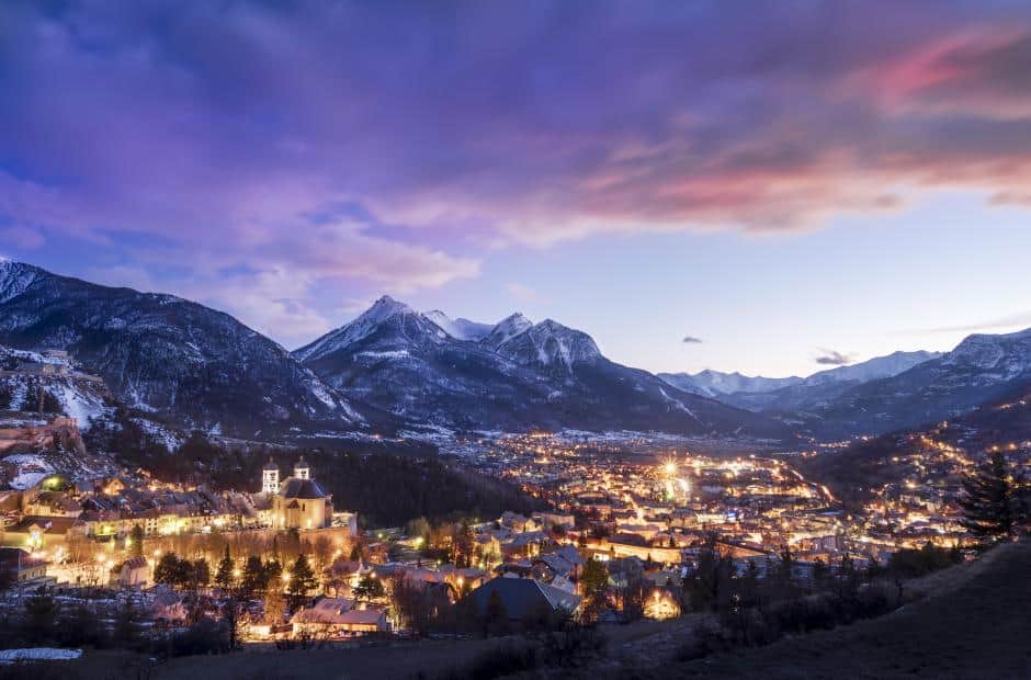 Vue panoramique de Briançon illuminée la nuit en hiver, Serre Chevalier Vallée