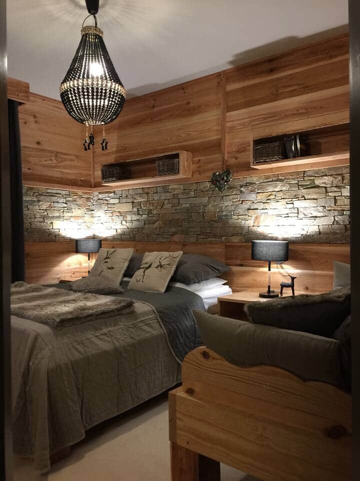 Chambre principale avec une ouverture porte vitrée sur le balcon, cette chambre est équipé d'un lit en 160 cm et d'un lit en 90 cm, d'un petit bureau et d'une télévision. Chambre principale avec une ouverture porte vitrée sur le balcon, cette chambre est équipé d'un lit en 160 cm et d'un lit en 90 cm, d'un petit bureau et d'une télévision.