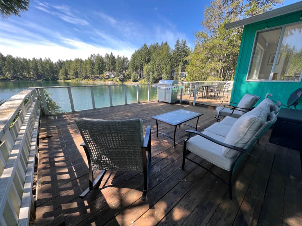 Relax overlooking the peaceful lake! 